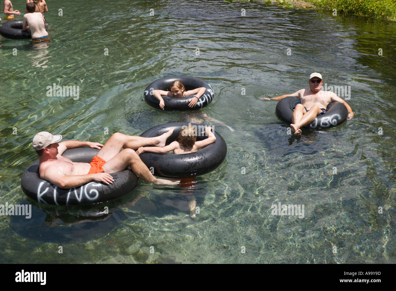 Familien genießen Sie entspannten Urlaub Sonnenbaden und schwimmende flussabwärts auf Schläuche in Zentral-Florida-USA Stockfoto