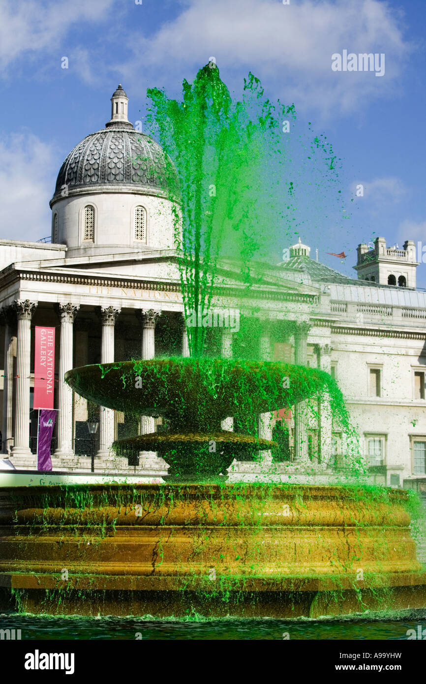 Grün gefärbte Wasser-Brunnen am Trafalgar Square an der St. Patricks Day Feier in London Stockfoto