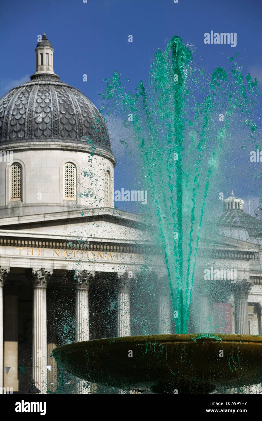 Grün gefärbte Wasser-Brunnen am Trafalgar Square an der St. Patricks Day Feier in London Stockfoto