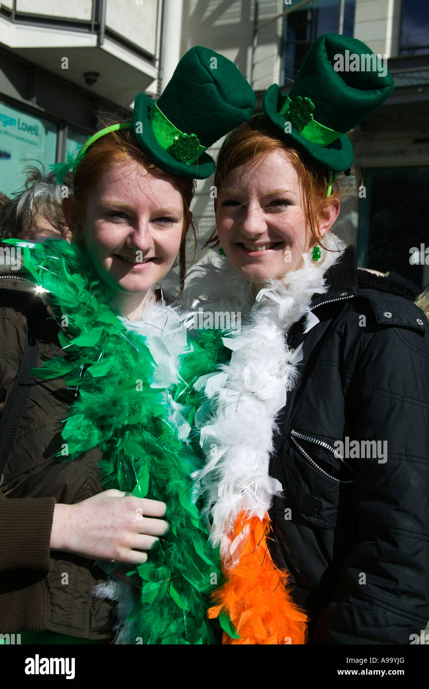 Zwei irische Mädchen mit roten Haaren am Londoner St. Patricks Day feiern Stockfoto