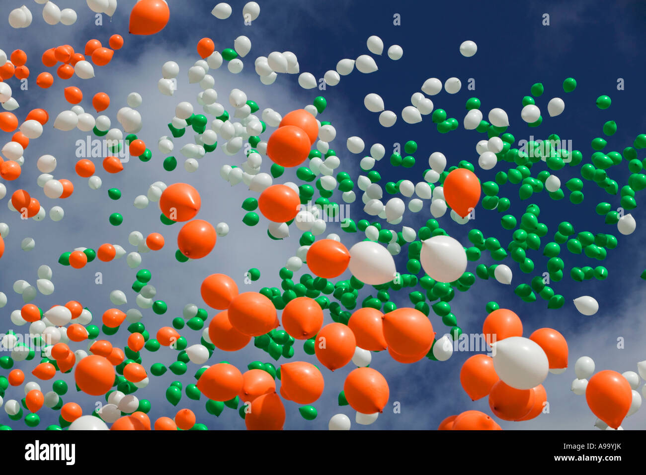 Grün, orange und weiße Luftballons steigen in den Himmel am St. Patricks Day Celebrations Stockfoto