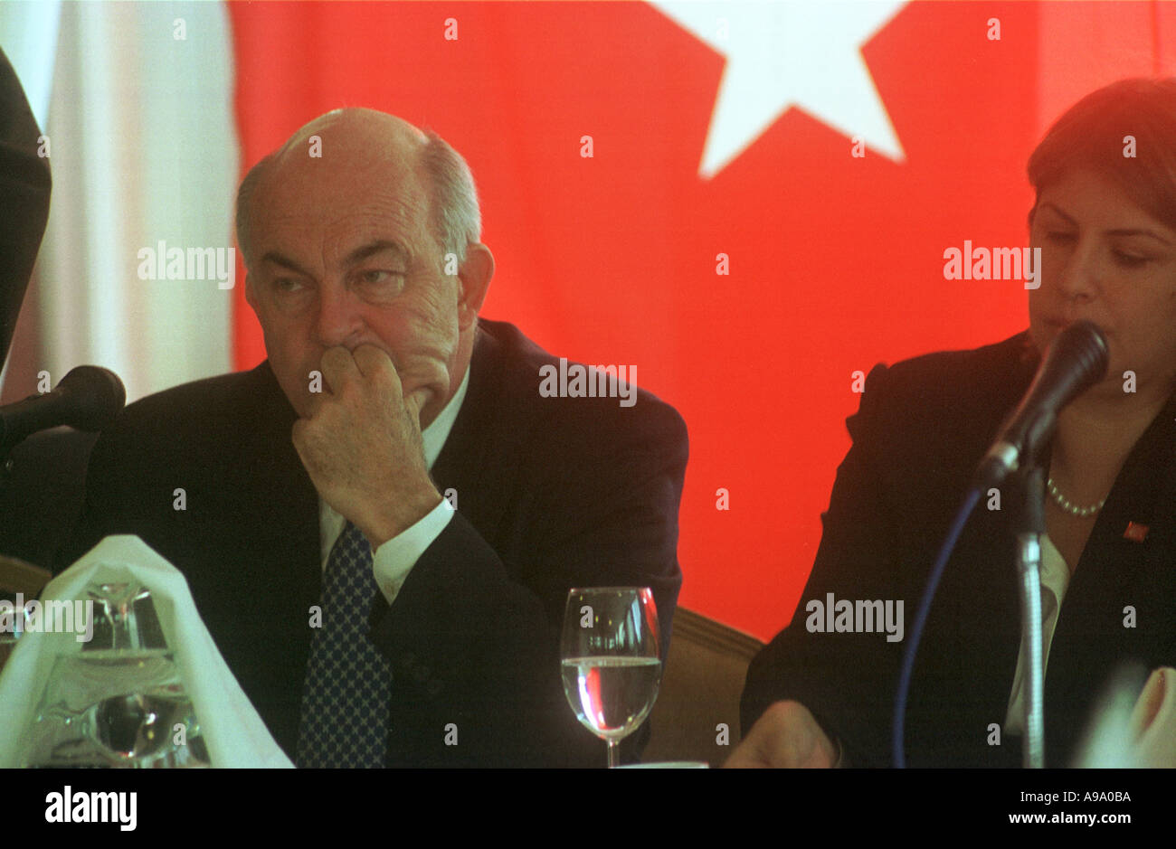 Istanbul Türkei Kemal Dervis suchen nachdenklich bei der Podiumsdiskussion führt er die Tage vor den Wahlen Stockfoto