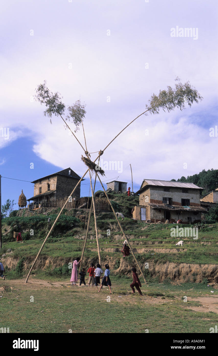 Nepalesische Kinder spielen Bambus-Schaukel im Kathmandu-Tal Nepal  Stockfotografie - Alamy
