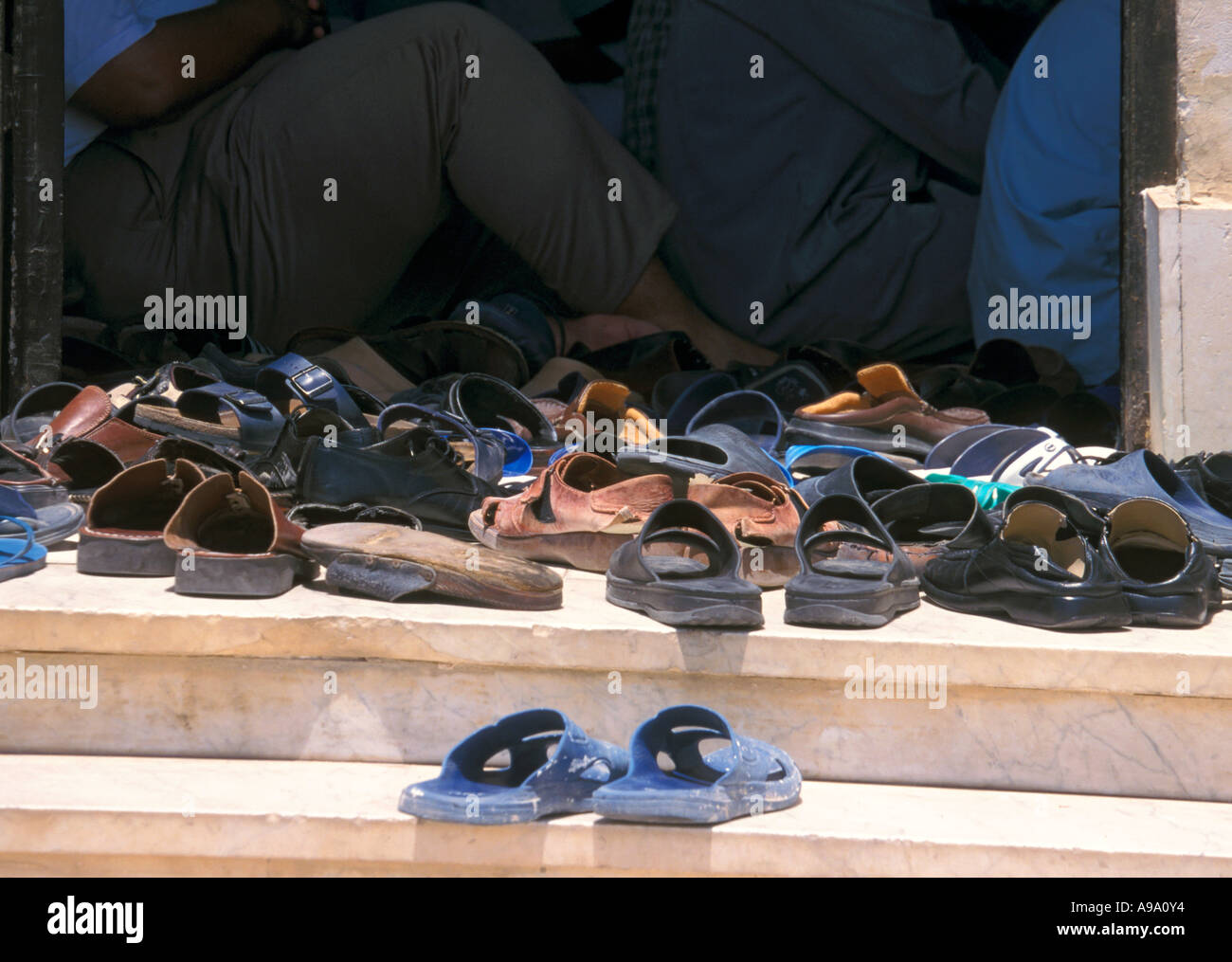 Gebete, so dass Schuhe auf Boden in Hurgada Moschee-Ägypten Stockfoto
