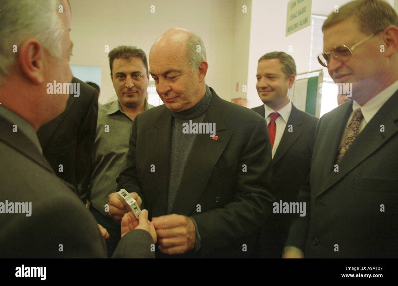 Istanbul Türkei Kemal Dervis der ehemalige Minister für Wirtschaft, jetzt ein Senator aus KWK angerannt SIEMENS Produktionswerk besucht Stockfoto