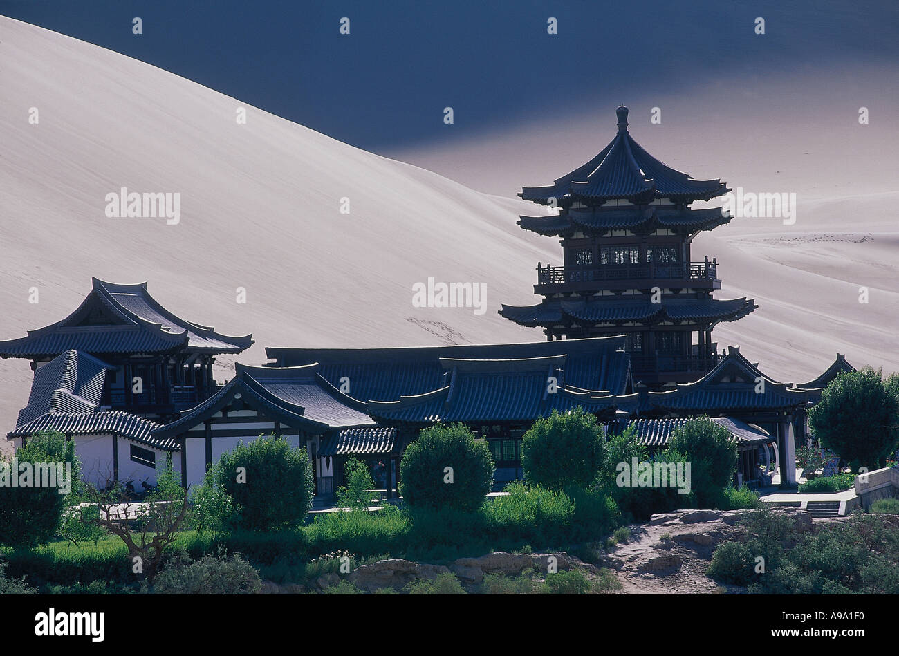 CHINA Gansu Dunhuang Asien Landschaft Seidenstraße mit einem buddhistischen Tempel und Sanddünen über. Stockfoto