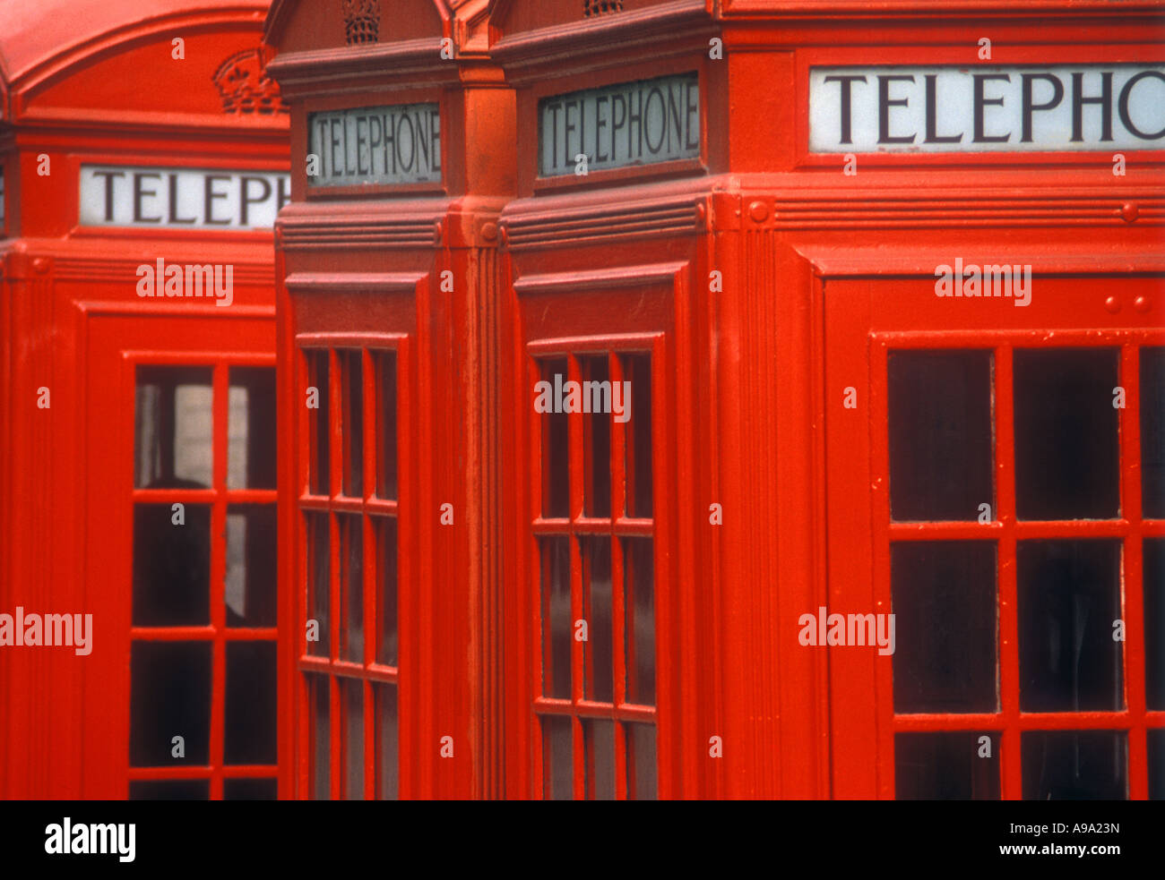 EINE REIHE KLASSISCHER ROTER KIOSK NR. 6 TELEFONBOXEN, BOGENSTRASSE, COVENT GARDEN, LONDON, ENGLAND Stockfoto