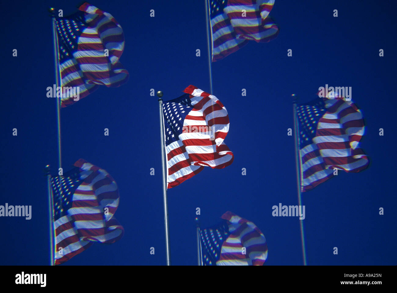 WACKELNDES MULTIBILD DER FLAGGE DER VEREINIGTEN STAATEN VON AMERIKA, DIE AUF EINEM FAHNENMAST FLIEGT Stockfoto