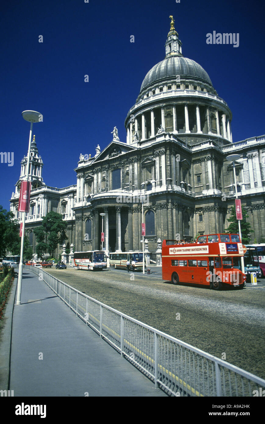 ROTEN SIGHTSEEING BUS ST. PAULS CATHEDRAL LONDON ENGLAND UK Stockfoto