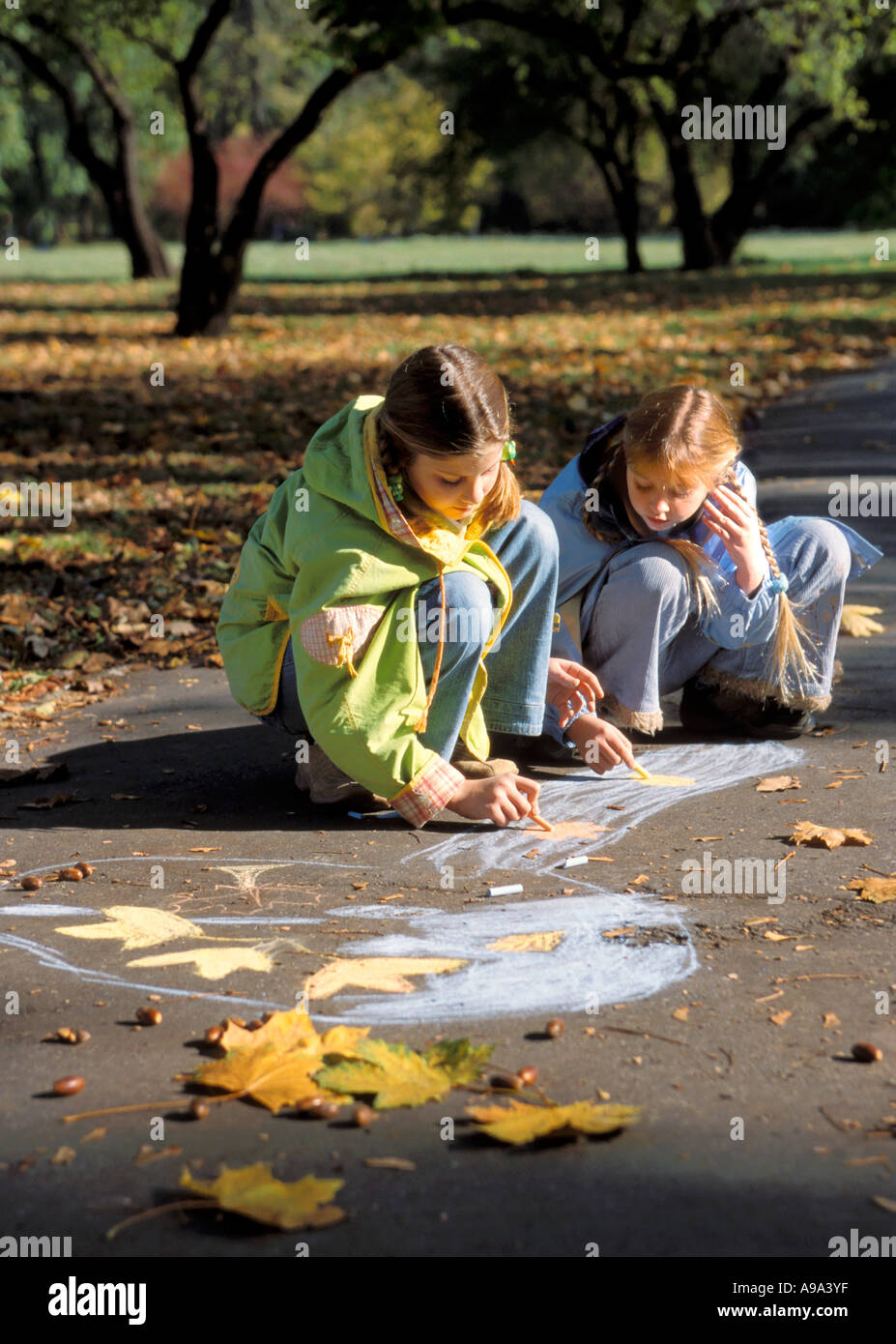 Zwei Mädchen, die Zeichnung auf Bürgersteig Stockfoto