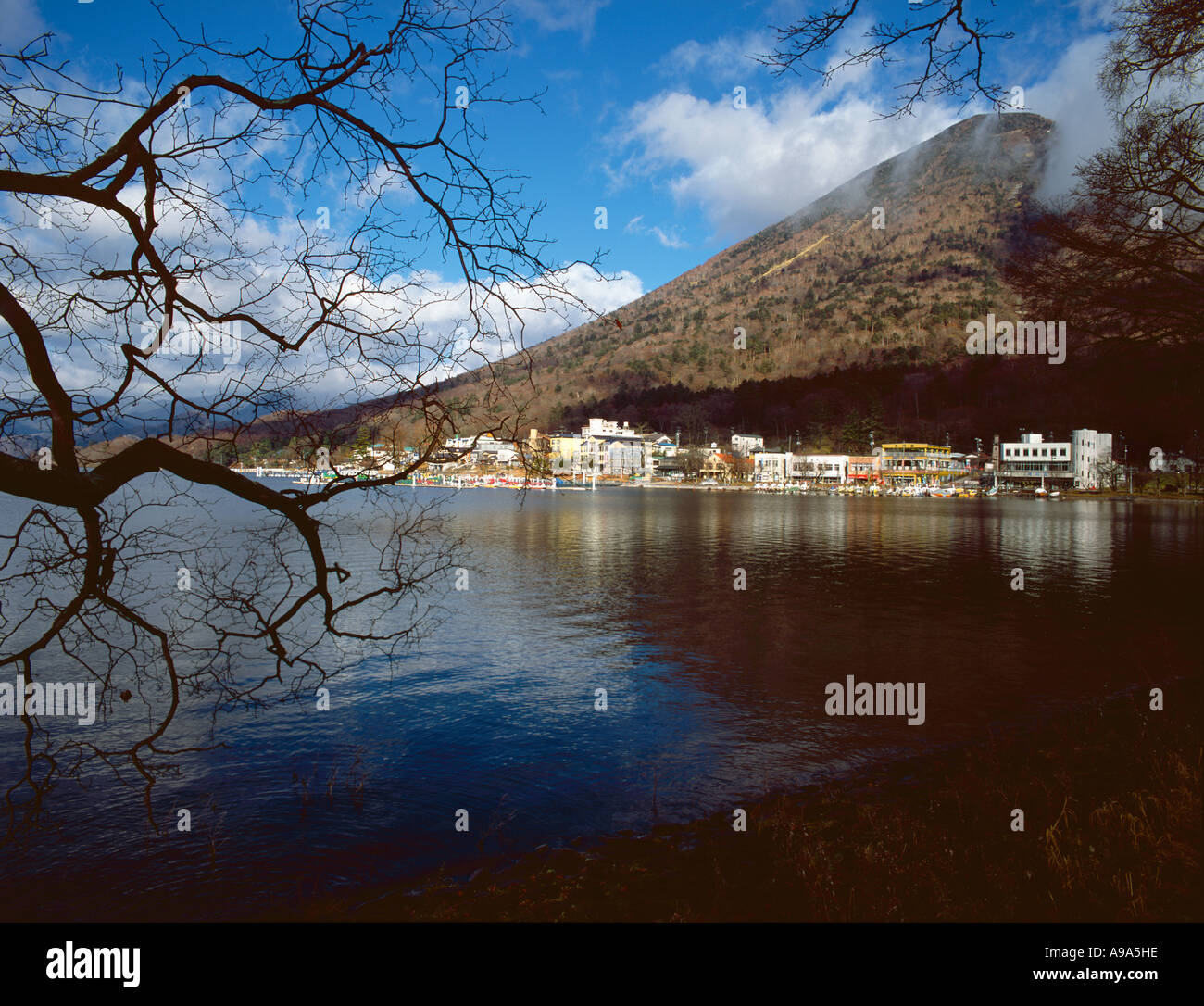Das Dorf der Chuzenji und Berg Nantai gesehen in Nordjapan See Chuzenjiko Stockfoto