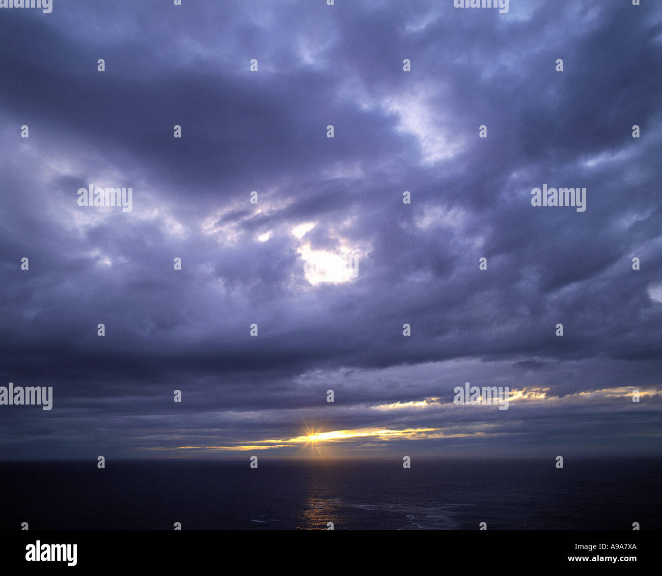 Letzte Sonne glänzt durch einen Spalt in den Wolken über dem Atlantik gesehen vom Cape Wrath nw Sutherland Schottisches Hochland Stockfoto