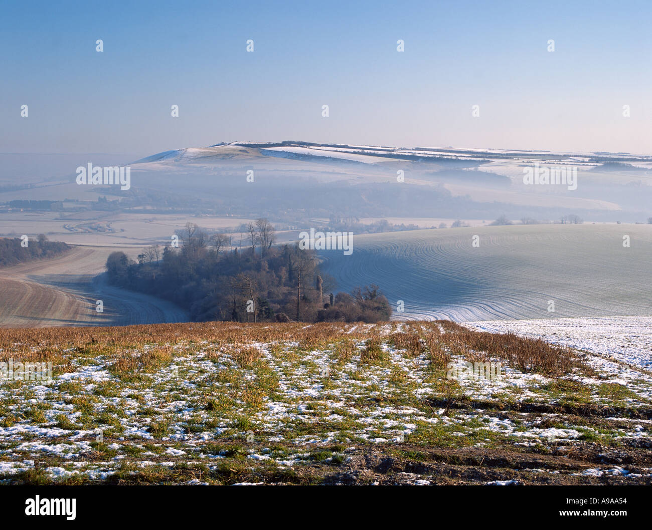 ARUN Tal von BURY HILL WEST SUSSEX England UK Blick auf Rackham Hill auf South Downs mit Nebel liegt im Tal Stockfoto