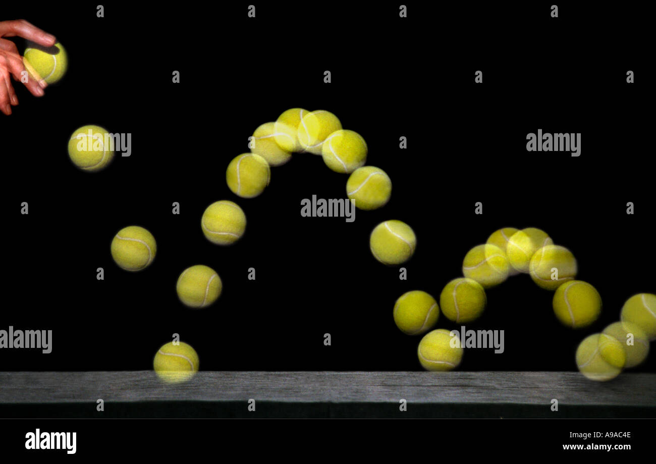 Mehrere Blitzaufnahmen eines hüpfenden Tennisballs mit ca. 20 Bildern pro Sekunde (fps), die eine parabolische Form zeigen Stockfoto