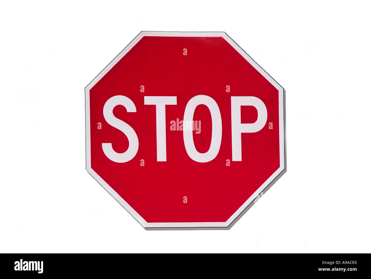 Achteckige Stoppschild mit weißem Hintergrund Stockfoto