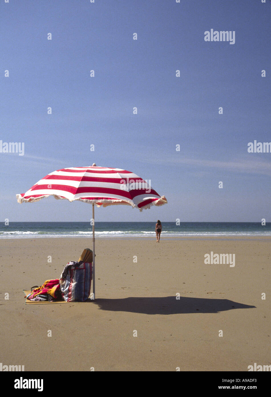 Einen idyllischen Tag und Szene im Sommer an einem ruhigen Strand in der Nähe von Cherbourg, Frankreich Stockfoto