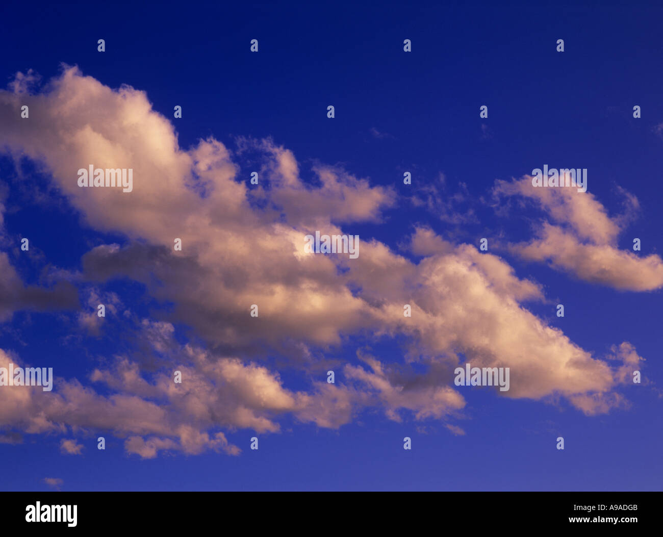 Blauer Himmel und Baumwolle Wolken Stockfoto