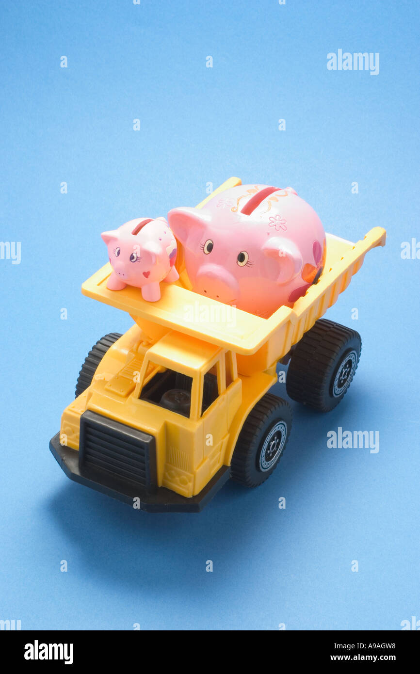Spielzeug-Traktor mit Sparschweine Stockfoto