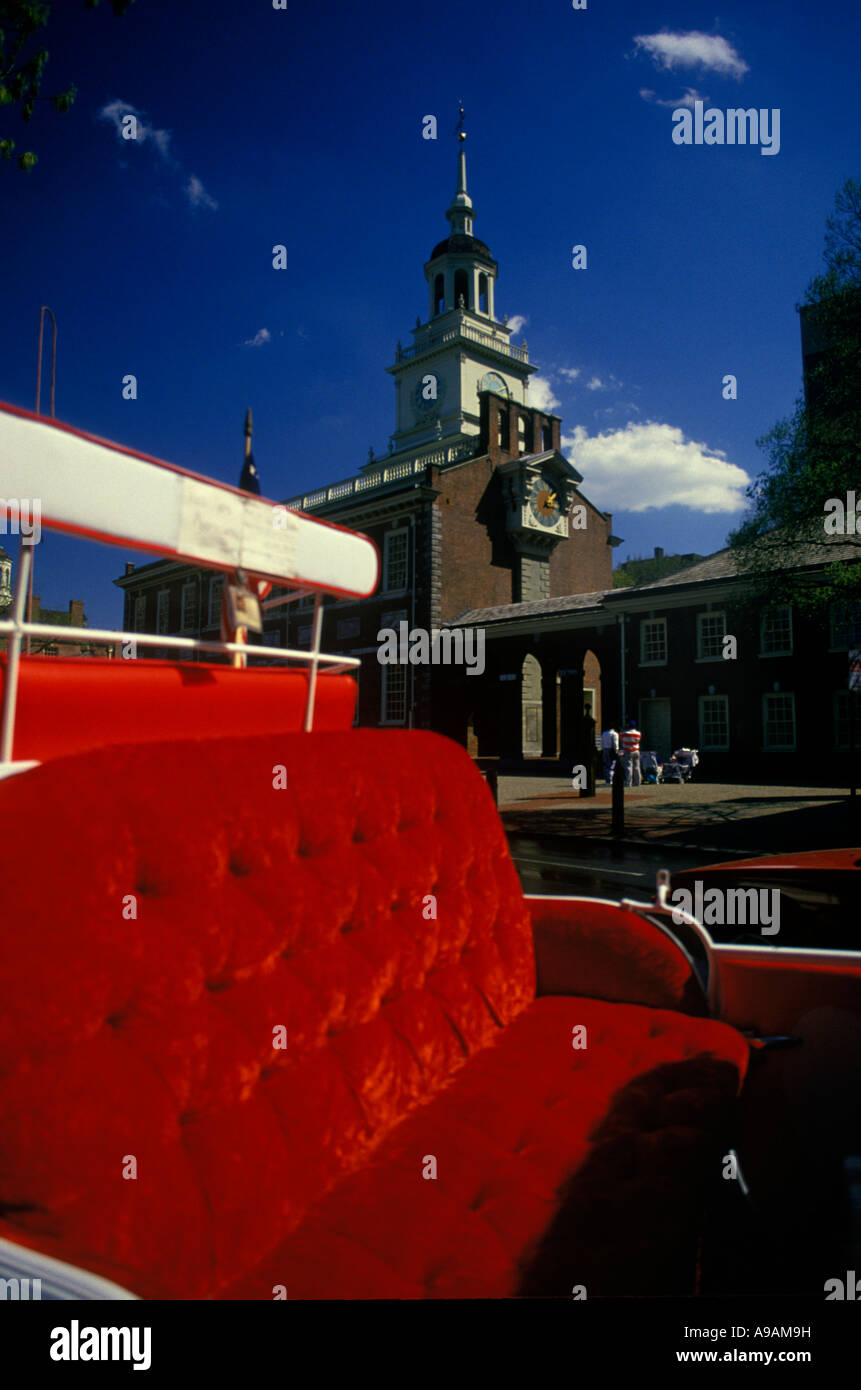 ROT GEPOLSTERT PFERD KUTSCHE SITZ CLOCK TOWER INDEPENDENCE HALL UNABHÄNGIGKEIT MALL PHILADELPHIA PENNSYLVANIA USA Stockfoto