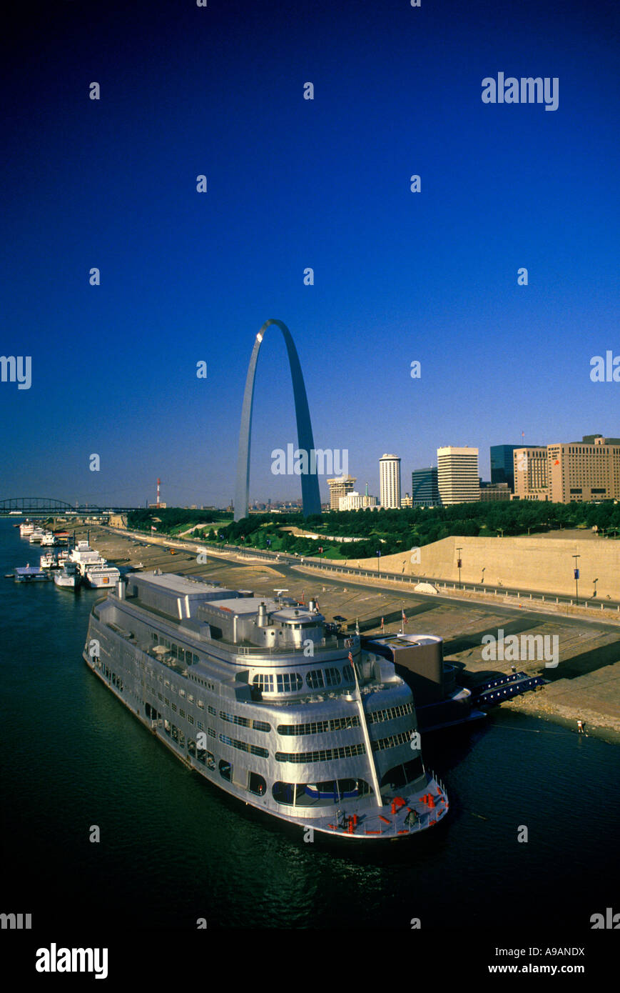 FLUSSSCHIFFE AUF WATERFRONT SAARINEN TOR ZU DEN WEST ARCH MISSISSIPPI RIVER ST. LOUIS IN MISSOURI Stockfoto