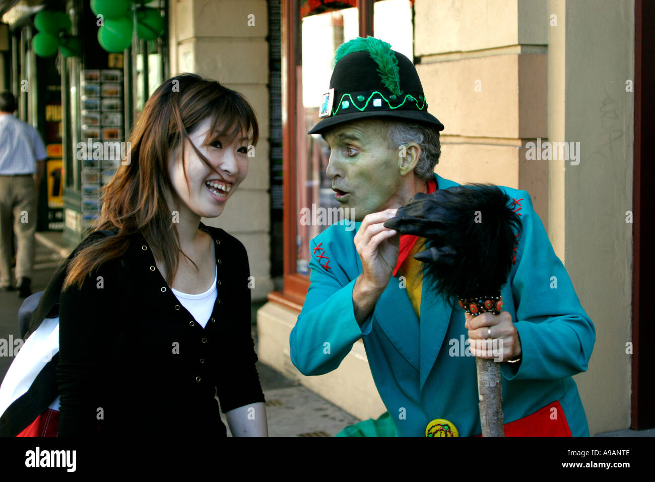 Ein Kobold Busker arbeitet die Straßen von Sydney am St. Patricks Day. Stockfoto