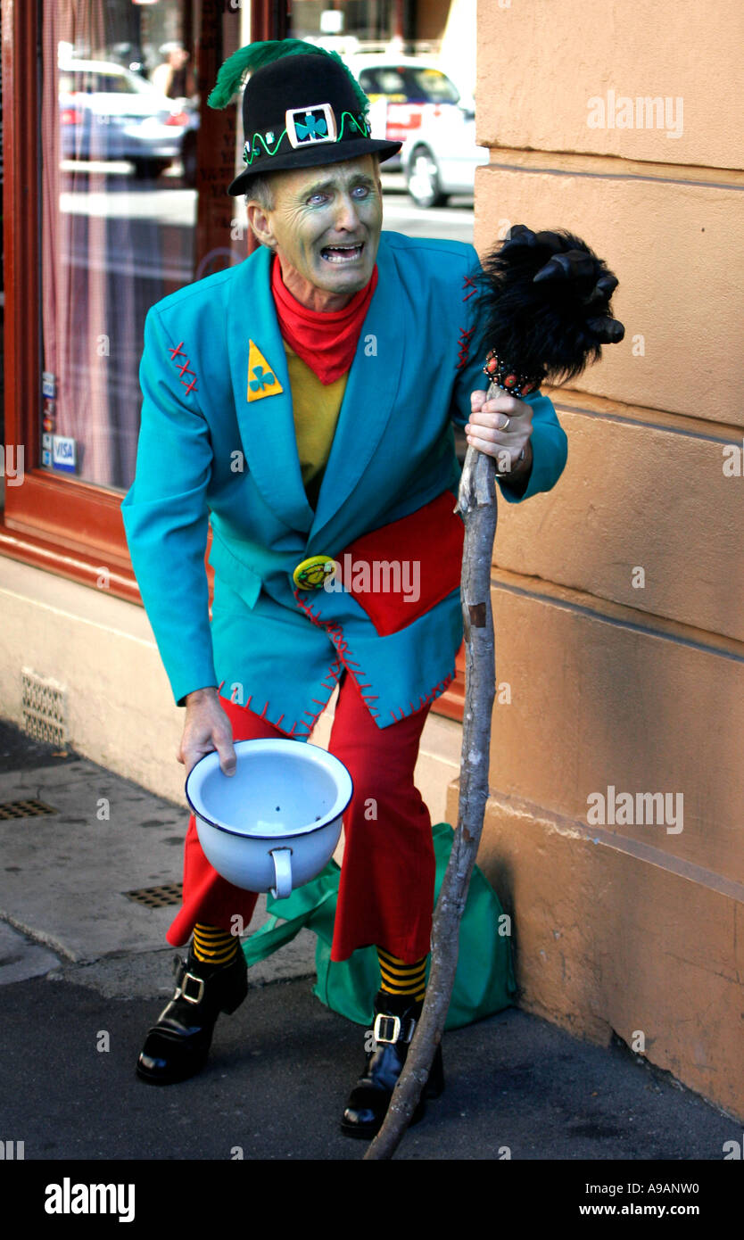 Ein Schauspieler verkleidet als ein Kobold arbeitet die Straßen von Sydney am St. Patricks Day. Stockfoto