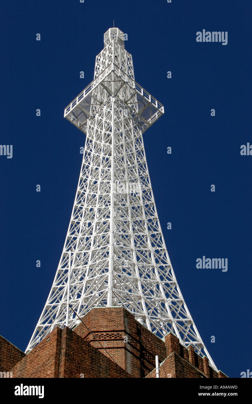 Kommunikation Funkturm gegen blauen Himmel Stockfoto