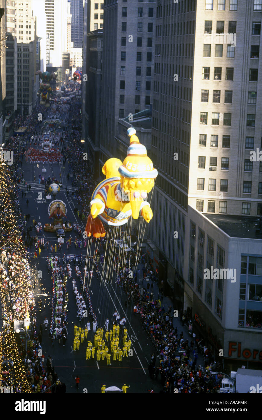 GELBER GROSSER VOGELBALLON (©JIM JENSON 1969) MACY THANKSGIVING DAY PARADE BROADWAY MANHATTAN NEW YORK CITY USA Stockfoto