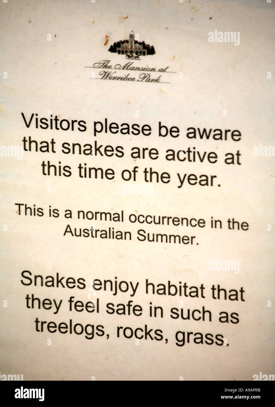 Ein Schild Warnung vor Schlangen im Werribee Mansion Park in der Nähe von Melbourne Australien Stockfoto