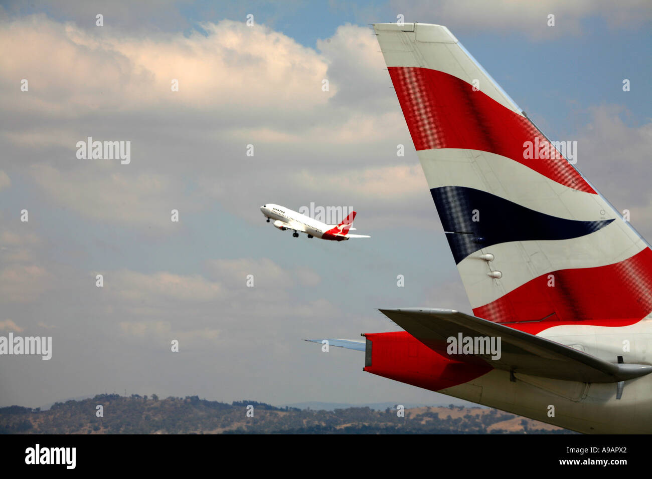 British Airways Jumbo Jet und Qantas Flug während des Starts Stockfoto