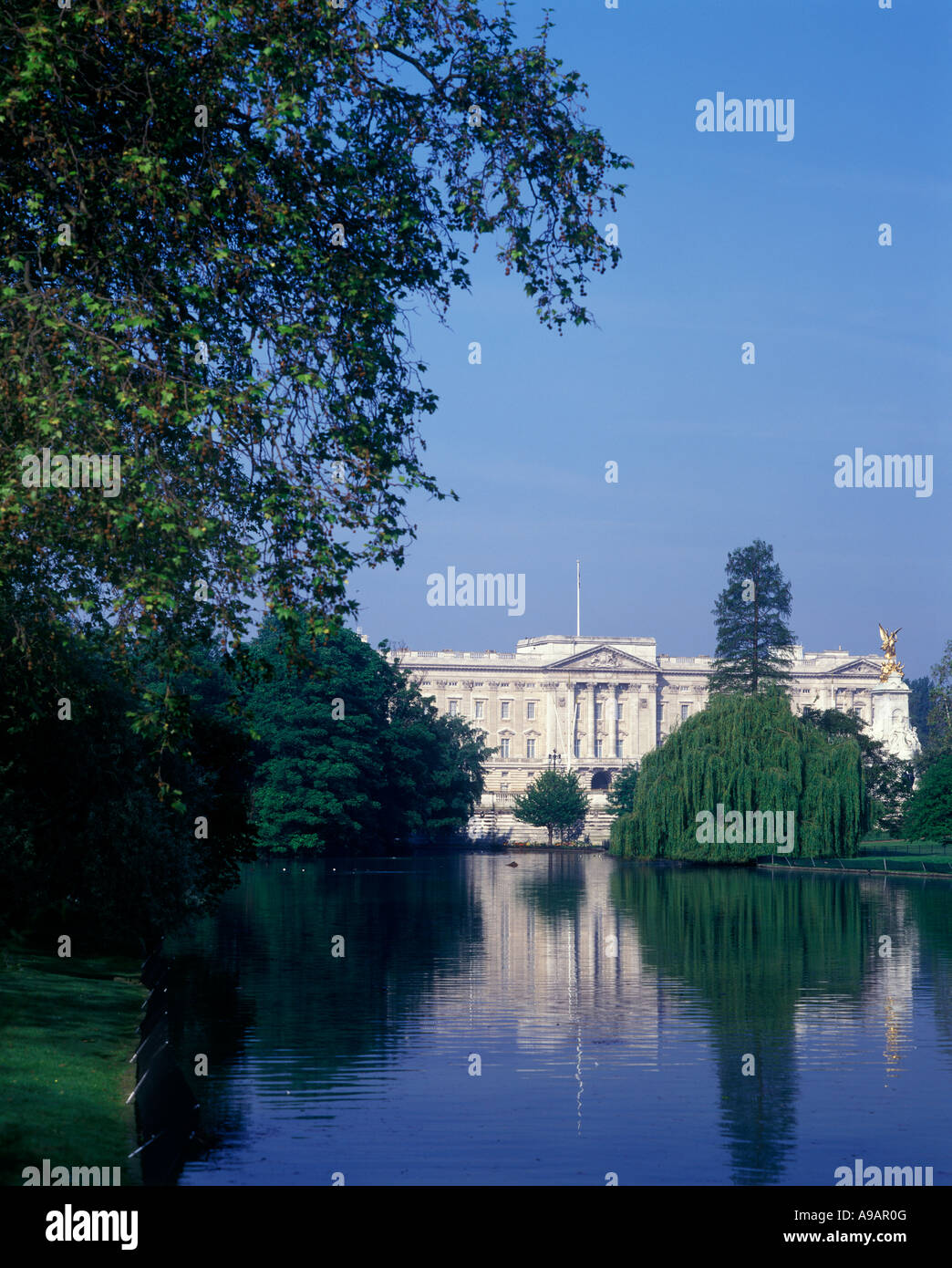 BUCKINGHAM PALACE LAKE SAINT JAMES PARK LONDON ENGLAND UK Stockfoto