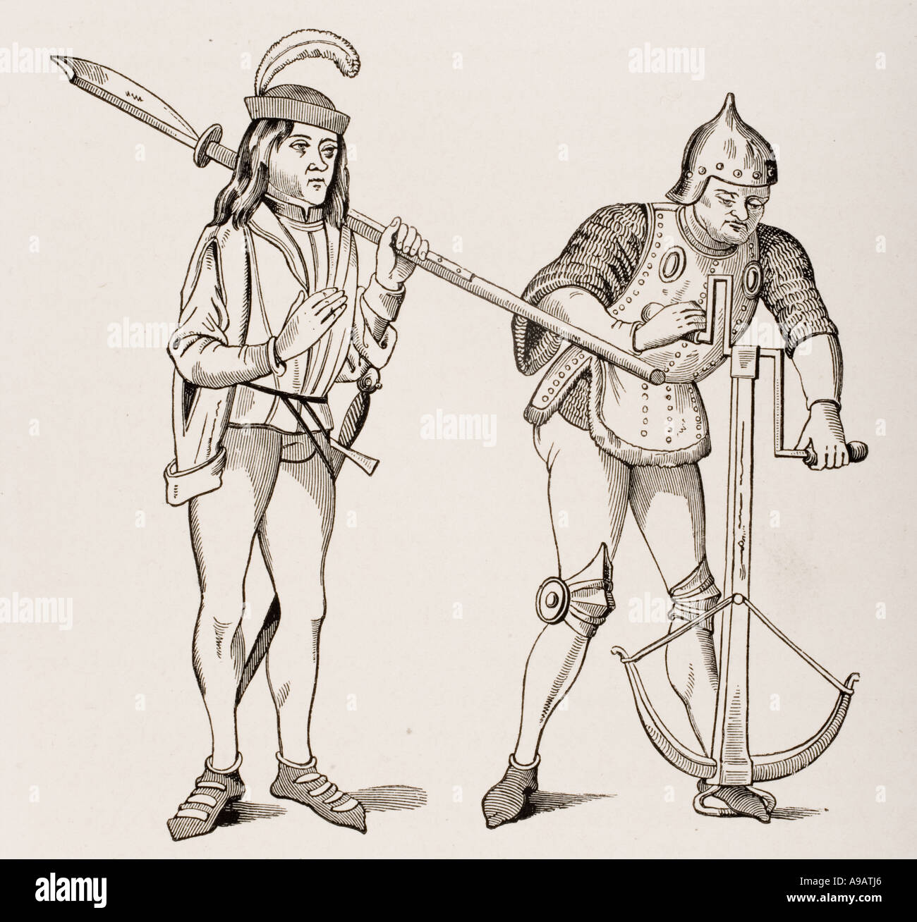 Varlet oder Squire tragen dicke Klinge Hellebarde und Archer im Kampf gegen Kleid, Zeichnung Armbrust string mit doppelter behandelt Seilwinde. Stockfoto