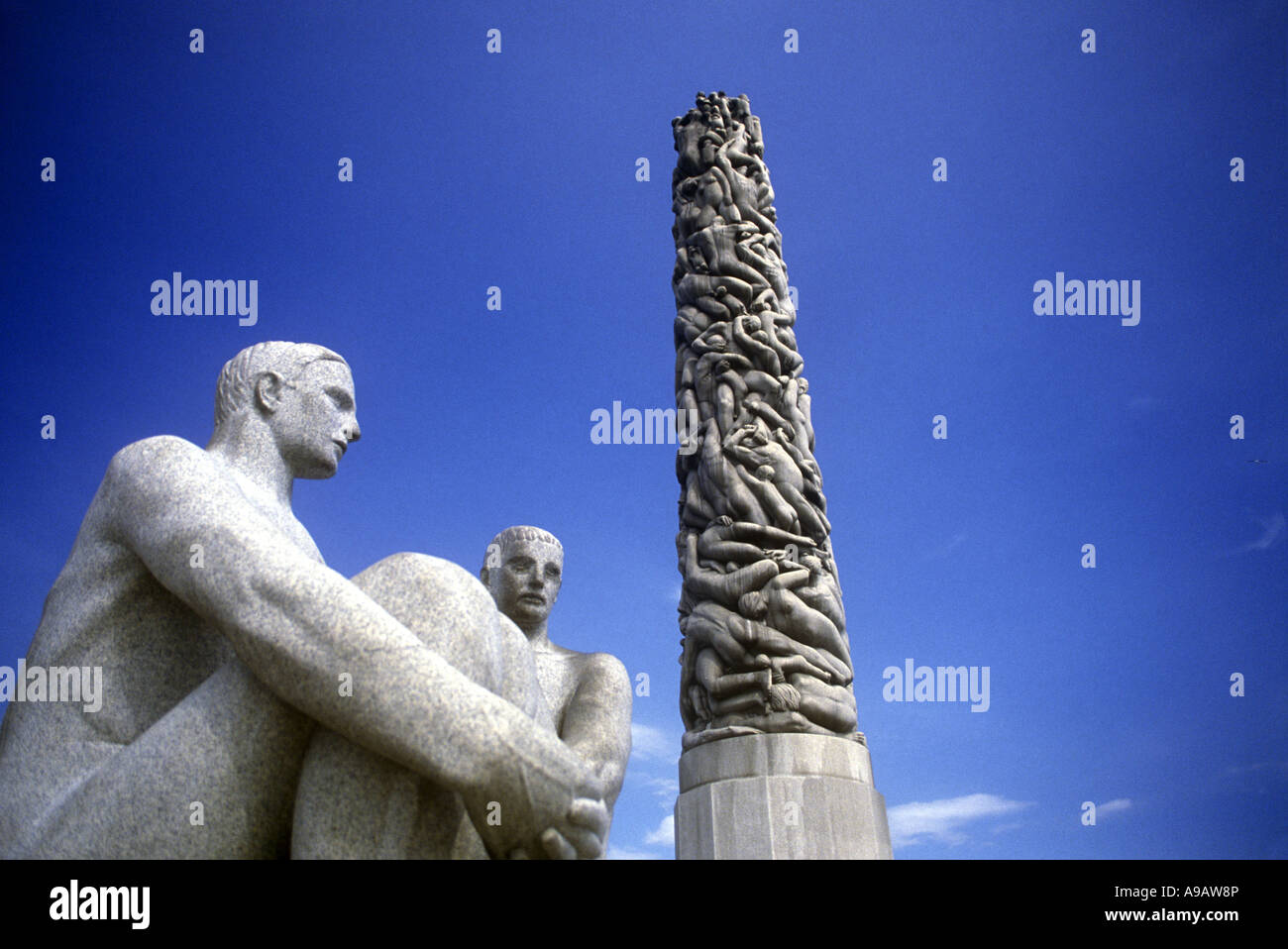 SITZEN MÄNNLICHEN FIGUREN UND MONOLITH VIGELAND SKULPTURENPARK PARK FROGNER OSLO NORWEGEN Stockfoto SITZEN MÄNNLICHEN FIGUREN UND MONOLITH VIGELAND SKULPTURENPARK PARK FROGNER OSLO NORWEGEN Stockfoto