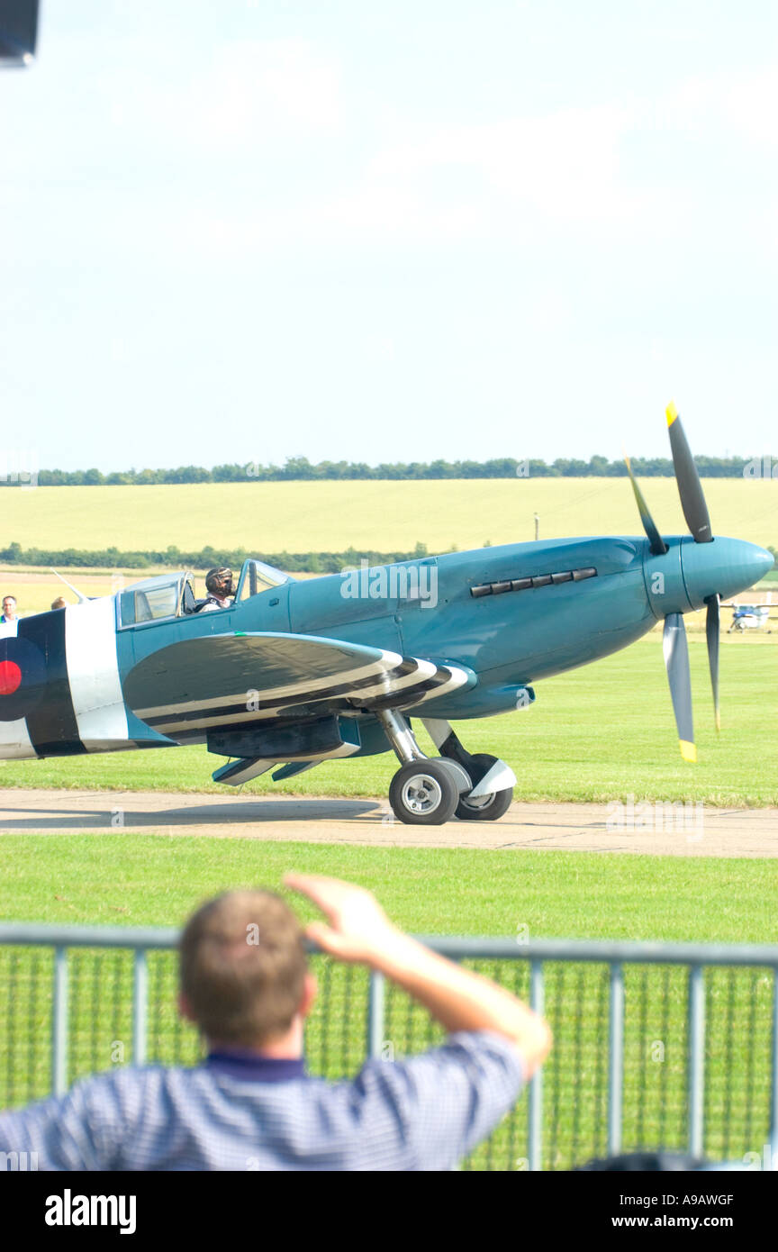Spitfire contra rotating propeller Fotos und Bildmaterial in hoher