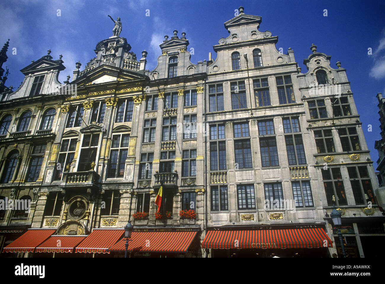 FASSADEN DER HÄUSER AM GRAND PLACE BRÜSSEL BELGIEN Stockfoto
