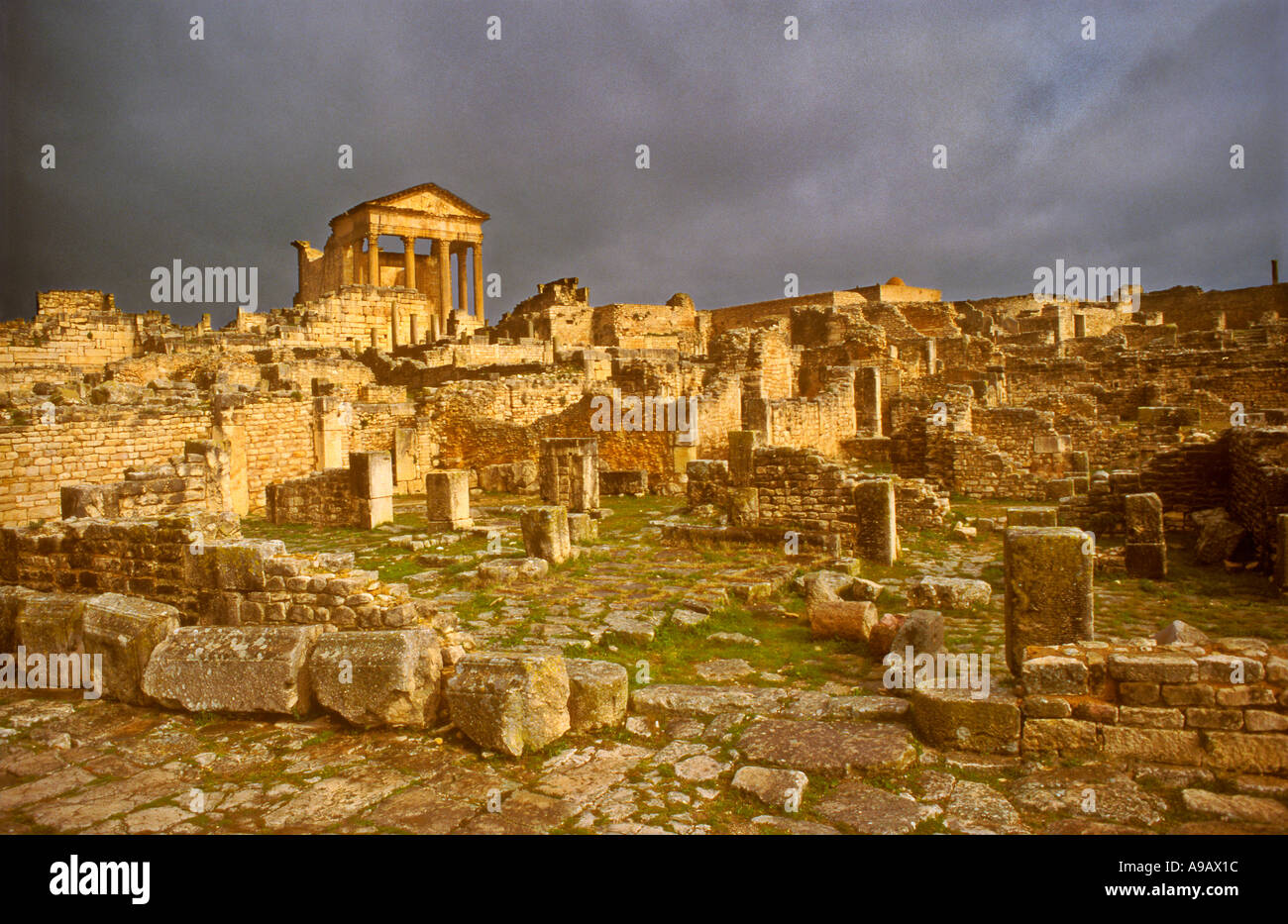 Tempel und Ruinen römischer Stadt von Dougga Tunesien Afrika Stockfoto