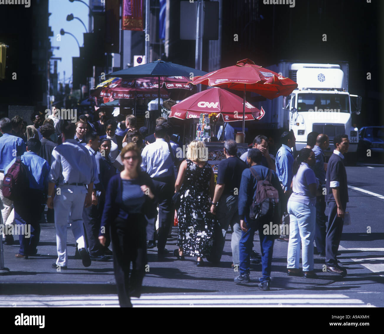 MENSCHENMASSEN STRAßENSZENE FOOD ANBIETER SIXTH AVENUE IN MANHATTAN NEW YORK CITY USA Stockfoto