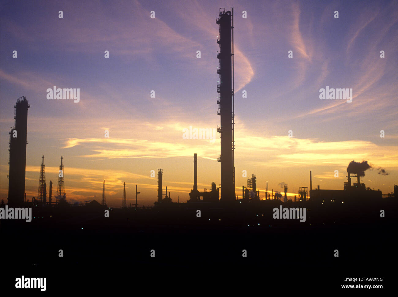 RISSBILDUNG TURM ÖLRAFFINERIE Stockfoto