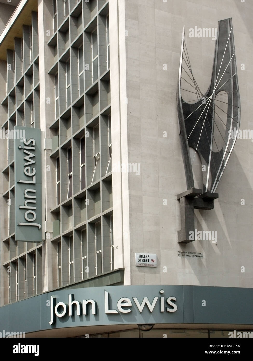 John Lewis Department Store mit Barbara Hepworth "Winged Abbildung "Skulptur in der Oxford Street London England UK (an der Kreuzung mit holles St) Stockfoto