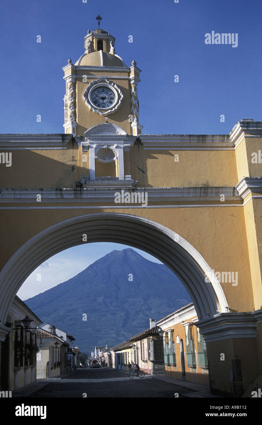 Antigua, Guatemala, Volcan Agua gesehen durch den Bogen von Santa Catalina. Stockfoto