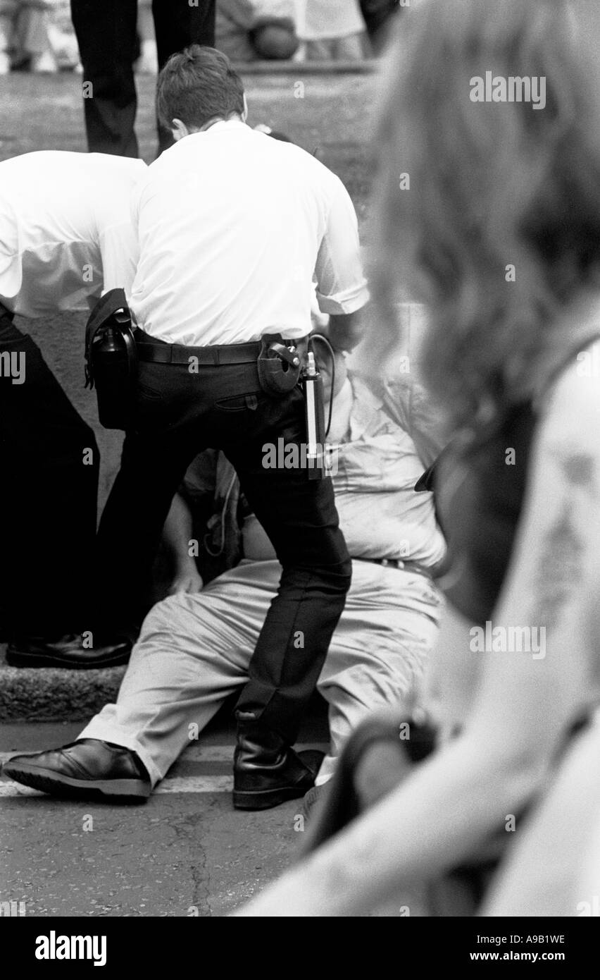 Polizei verhaftet in schwarz / weiß Stockfoto