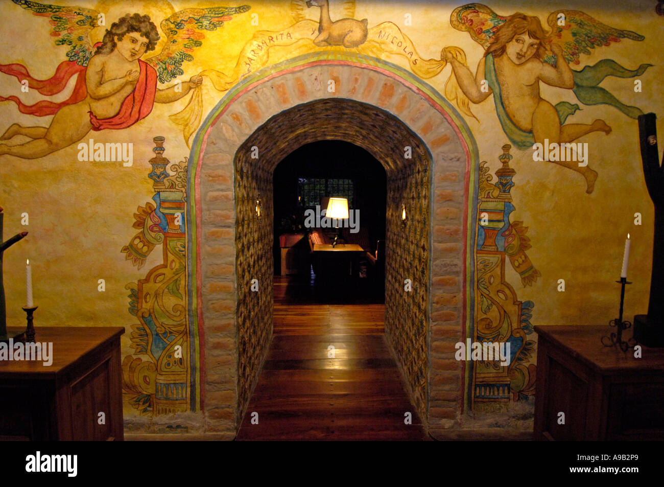 Ecuador Hacienda Cusin verzierten Innenarchitektur mit Bildern von Engeln an der Wand und Kerzen Stockfoto