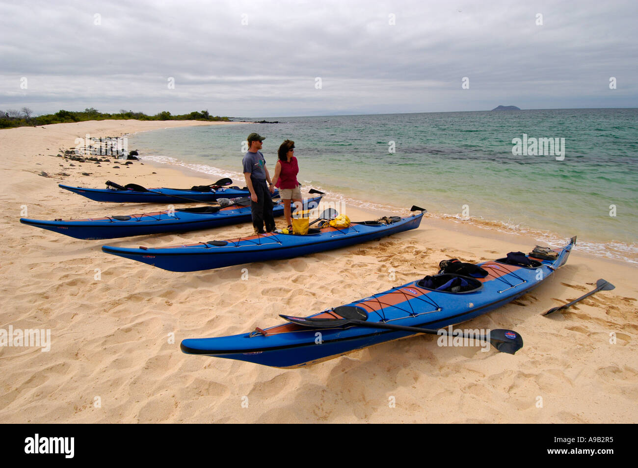 Südamerika Lateinamerika Ecuador Galapagosinseln Santa Cruz Island paar am Strand mit Seekajaks Stockfoto