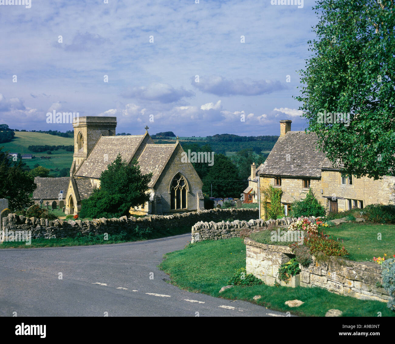 ST. BARNABAS CHURCH COTTAGES SNOWSHILL VILLAGE GLOUCESTERSHIRE COTSWOLDS ENGLAND UK Stockfoto