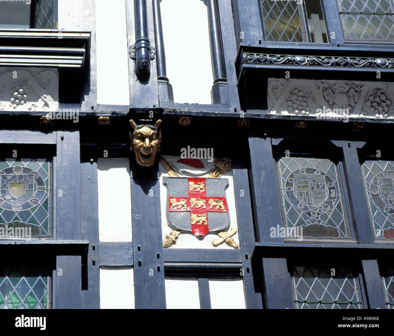 Malerische geschnitzte Köpfe und Wappen auf ein Gebäude, Coney Street, City of York, North Yorkshire, England, UK. Stockfoto