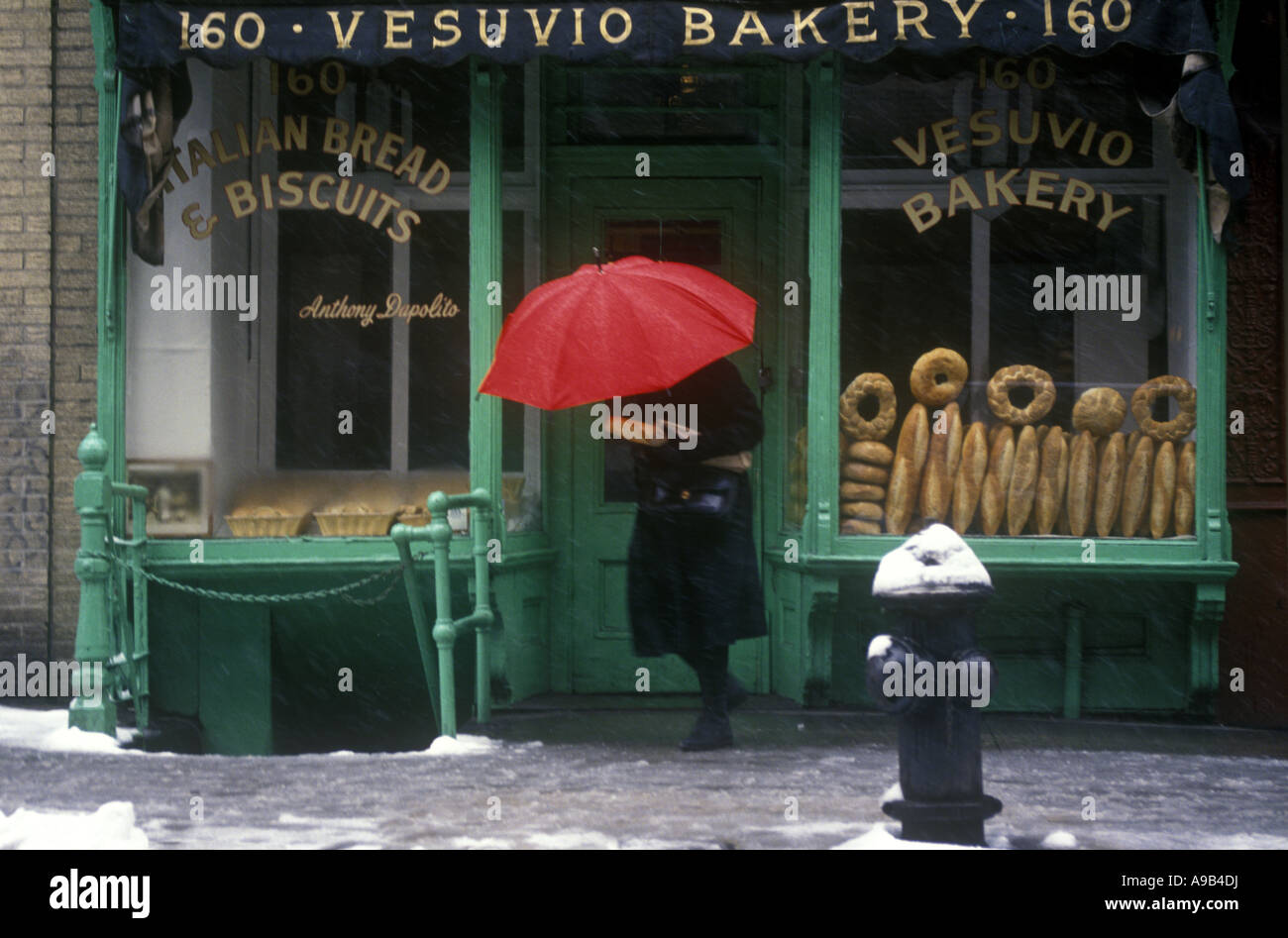 1992 HISTORISCHE FRAU MIT ROTEM REGENSCHIRM HÄLT LANGES BROT IM SCHNEE VESUVIO BÄCKEREI PRINCE STREET SOHO MANHATTAN NEW YORK CITY USA Stockfoto