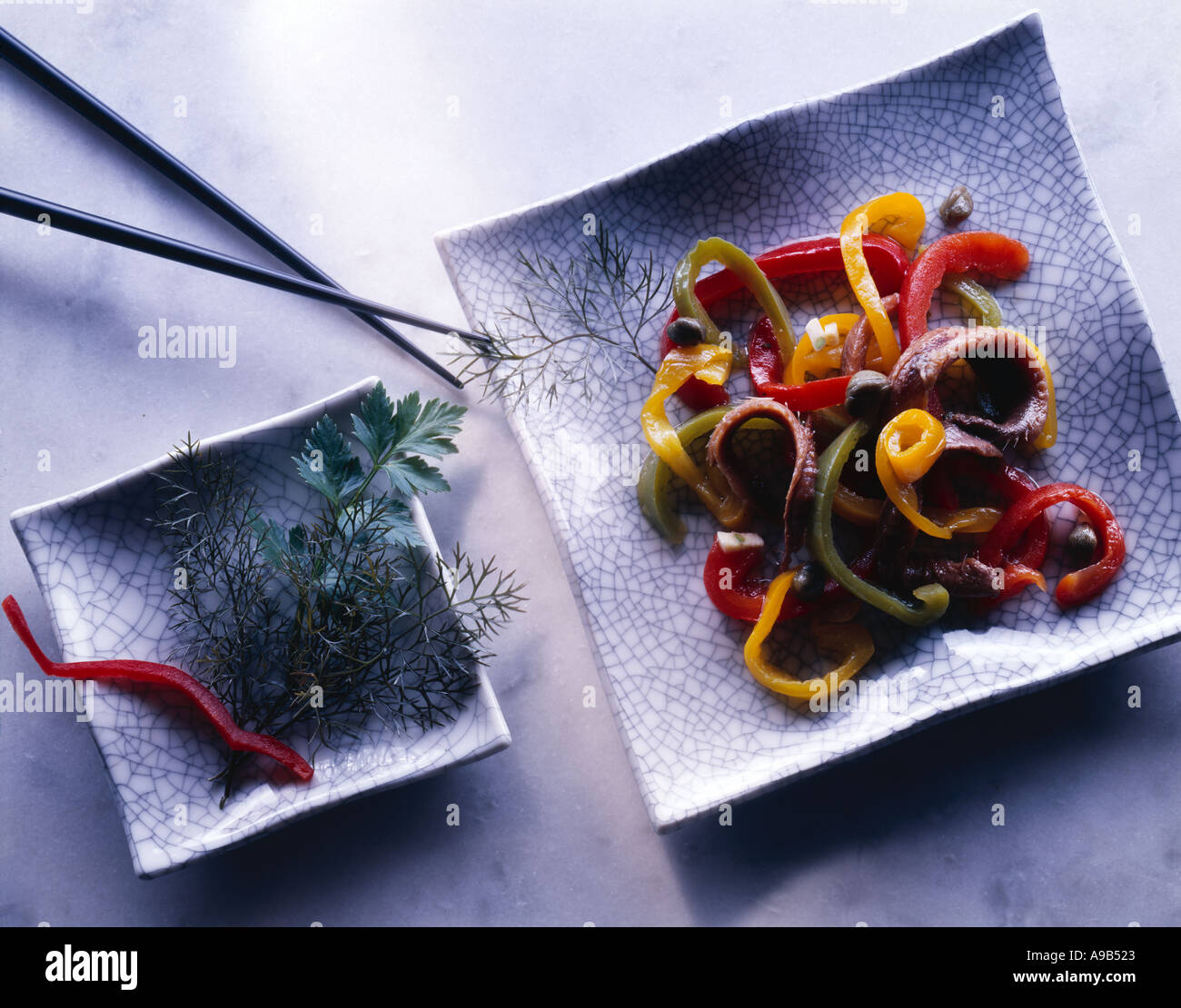 Japan-Sardellen und Paprika auf Raku Platten Stockfoto