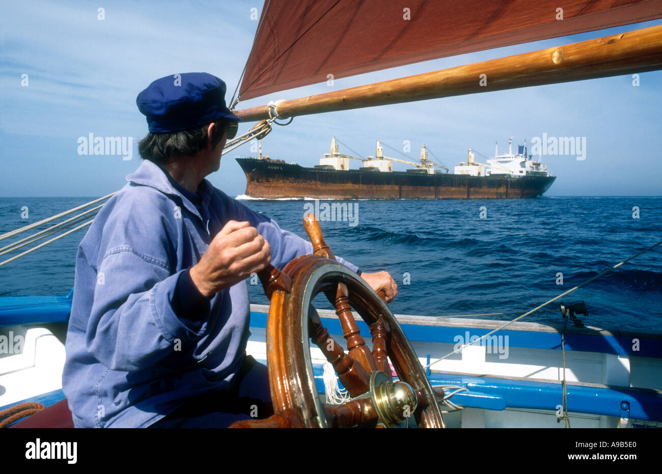 Eine Frau, die Navigation eines traditionellen Segelschiffes durch belebten Schifffahrtsweg Ärmelkanal Stockfoto