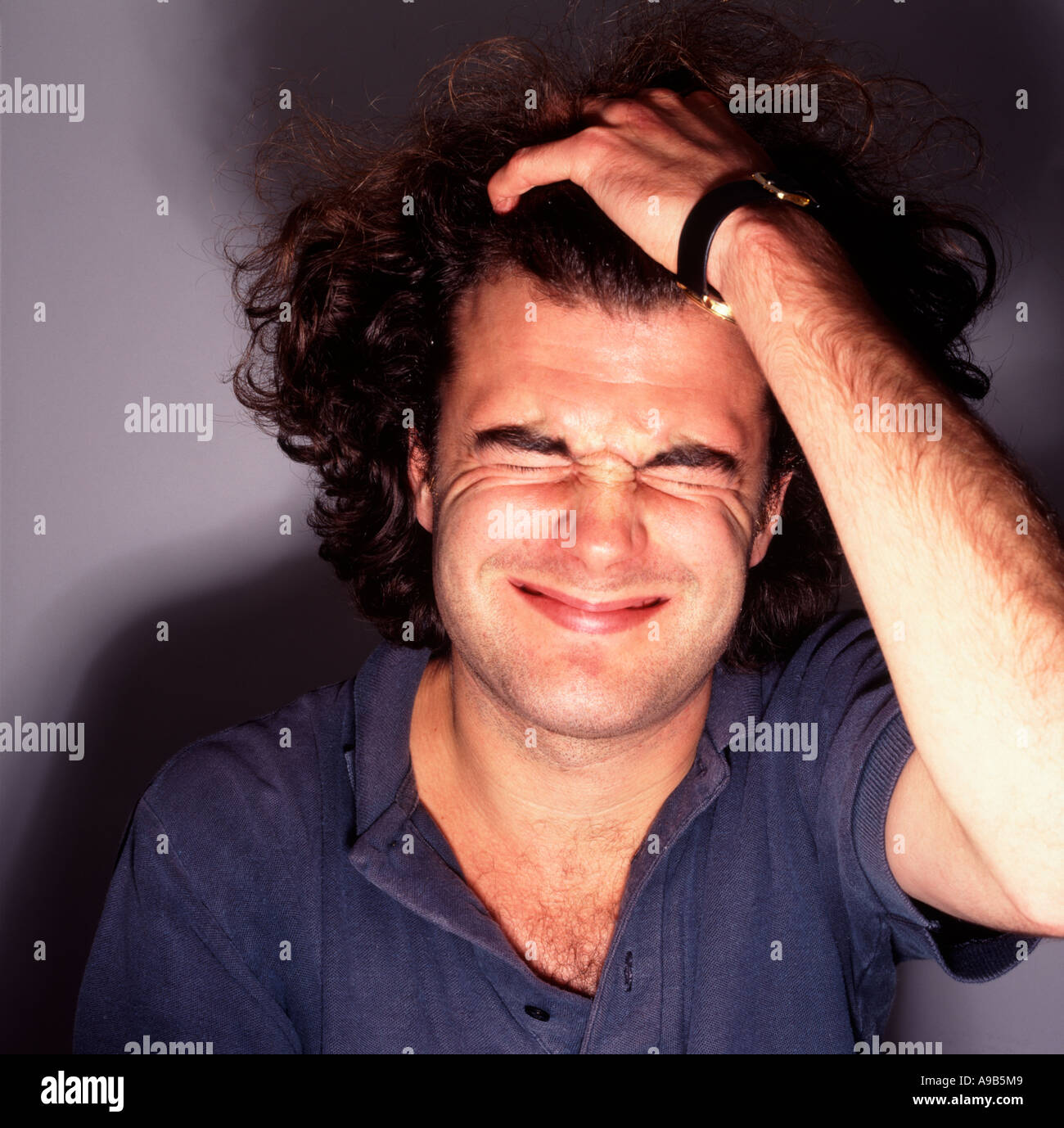 Oh nein! Mann mit Kopf in der hand Stockfoto