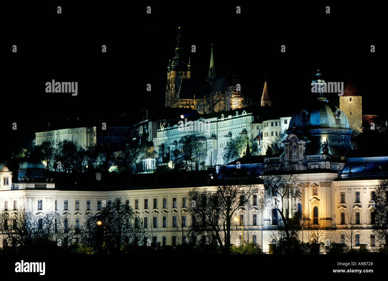 Nachtansicht des s St. Vitus Kathedrale und Prager Burg im Hintergrund und der Strakova-Akademie im Vordergrund Prag Stockfoto